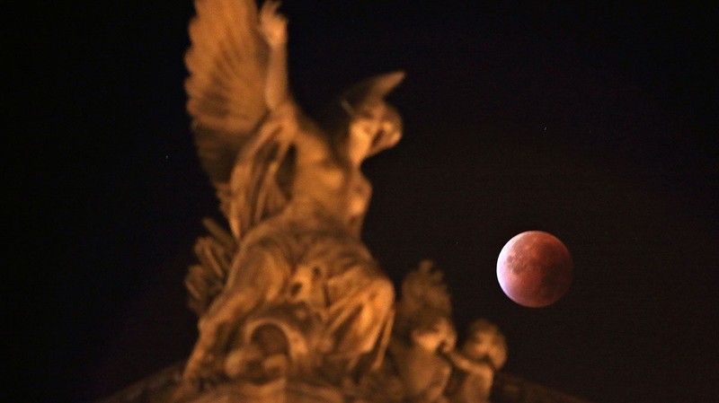 Illustration for article titled Las mejores fotos del eclipse total y la superluna de ayer